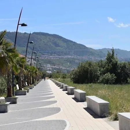 L'albero Di Limoni Sul Mare Di *