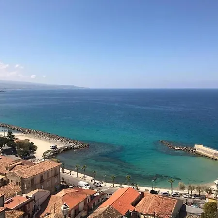 L'albero Di Limoni Sul Mare Di Пиццо